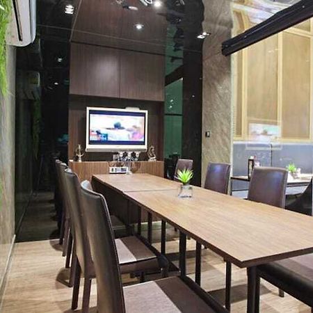 V Residence Serviced Apartment 방콕 외부 사진