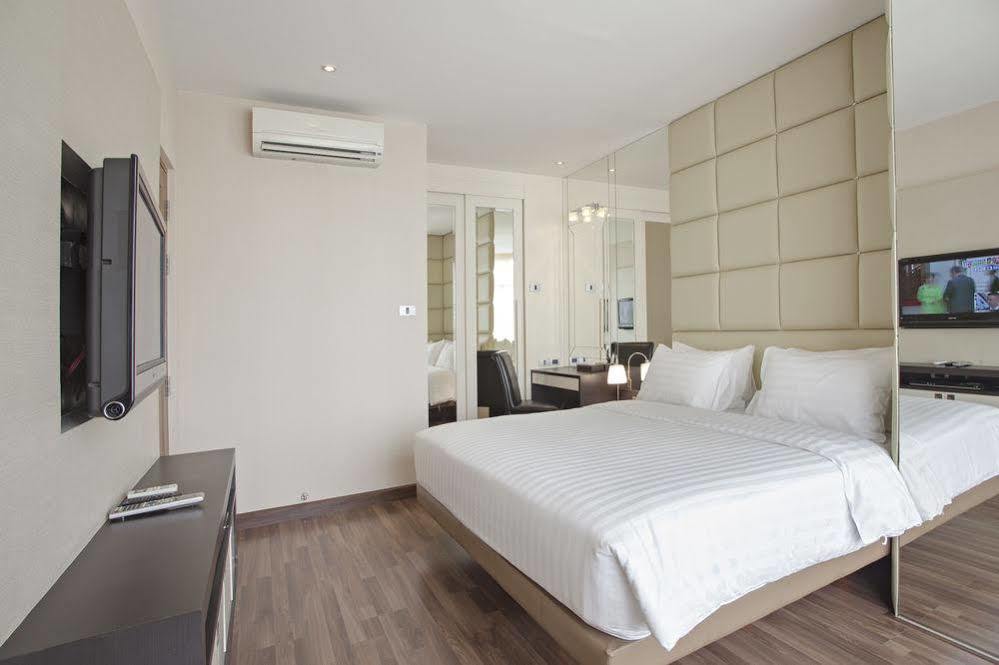 V Residence Serviced Apartment 방콕 외부 사진